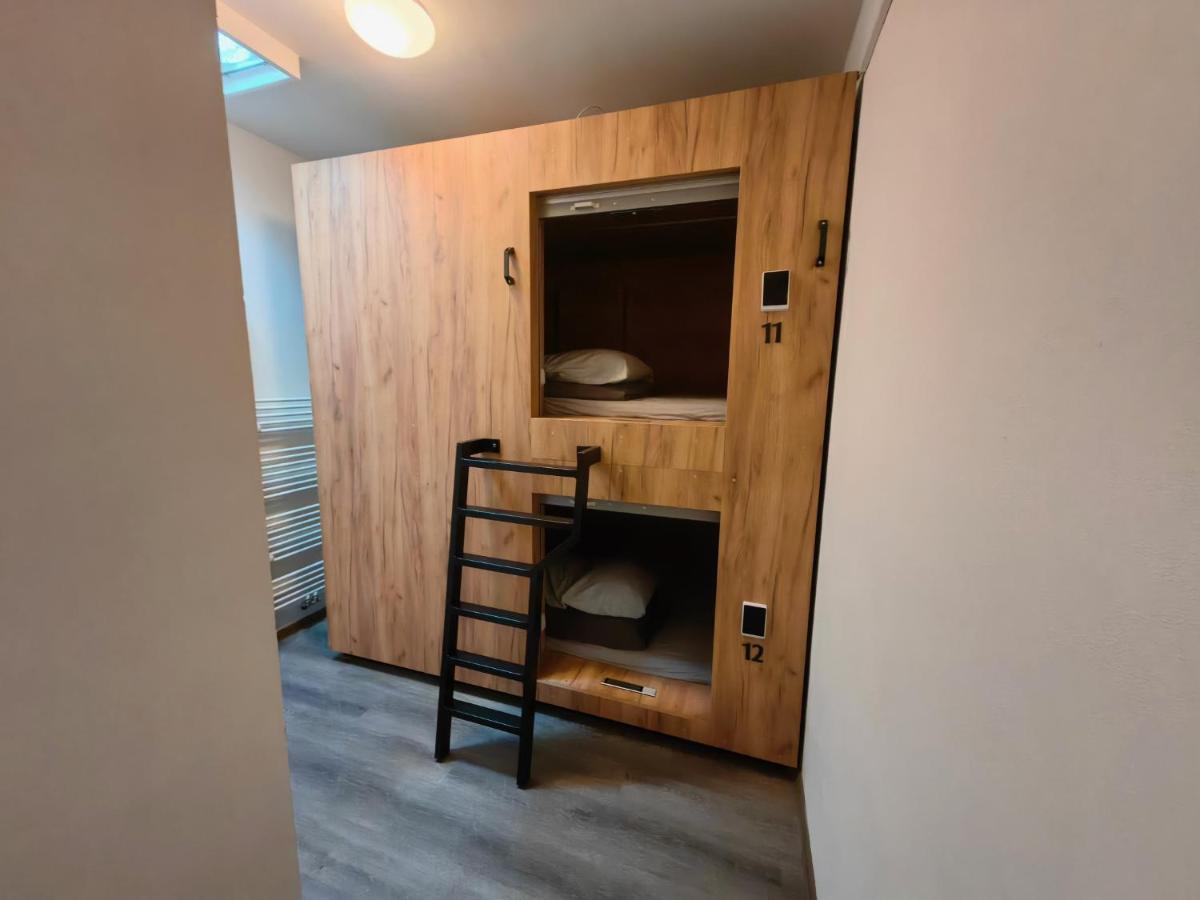 Capsule Hostel Erbenova Прага Екстериор снимка