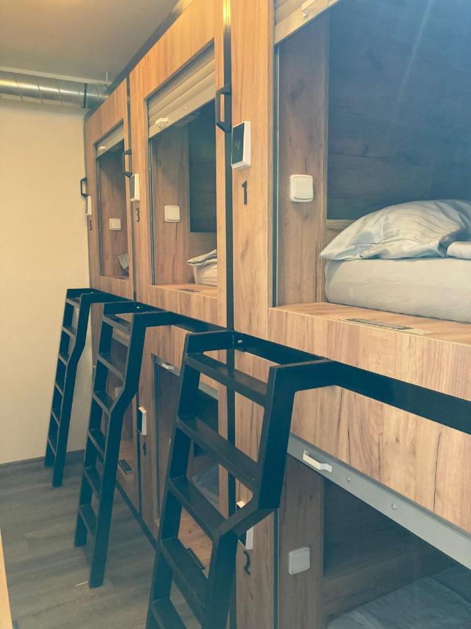 Capsule Hostel Erbenova Прага Екстериор снимка