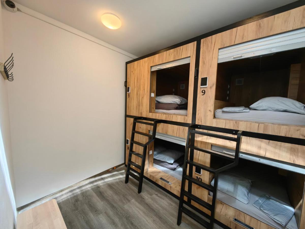 Capsule Hostel Erbenova Прага Екстериор снимка